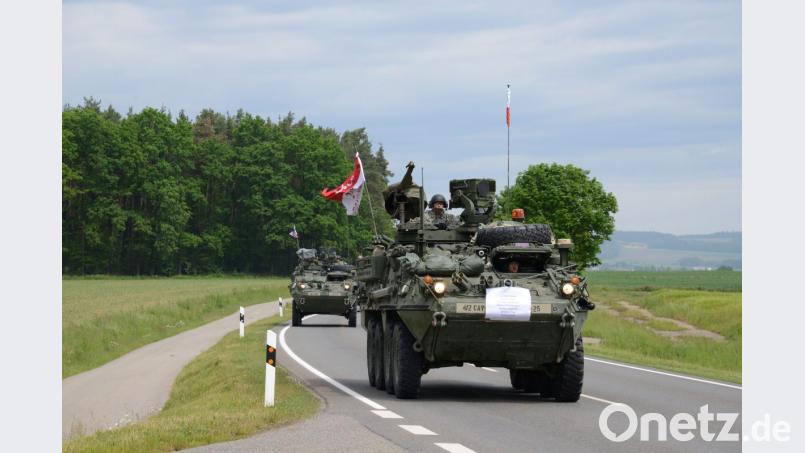 Radpanzer der US-Armee fahren von Vilseck (Kreis Amberg-Sulzbach) zu einem der Manöver außerhalb des Truppenübungsplatzes Grafenwöhr. Bild: Petra Hartl