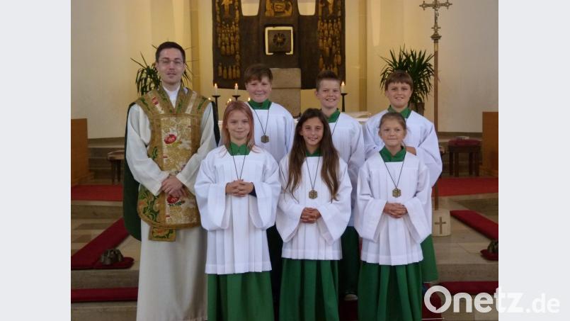 Die neuen Ministranten mit Pfarrer Stephan Rödl Bild: hok