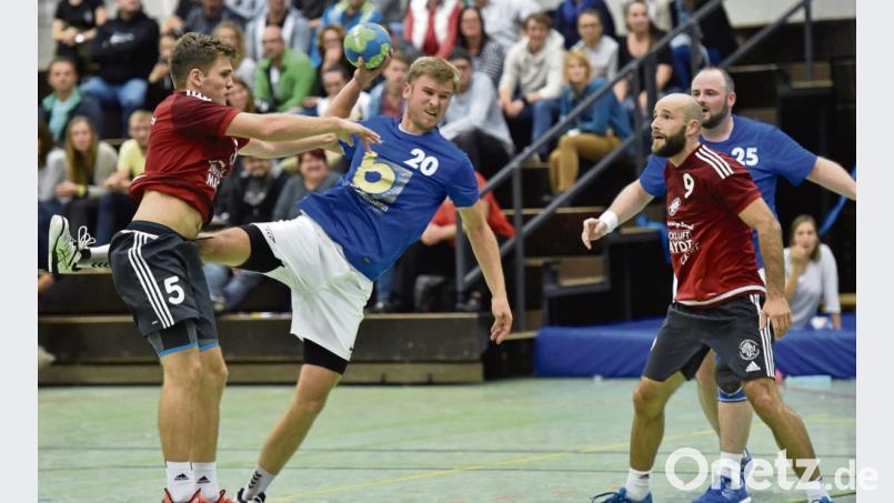 Matthias Werner vom HC Weiden (am Ball) im Spiel gegen die TS Herzogenaurach Bild: Alfred Schwarzmeier