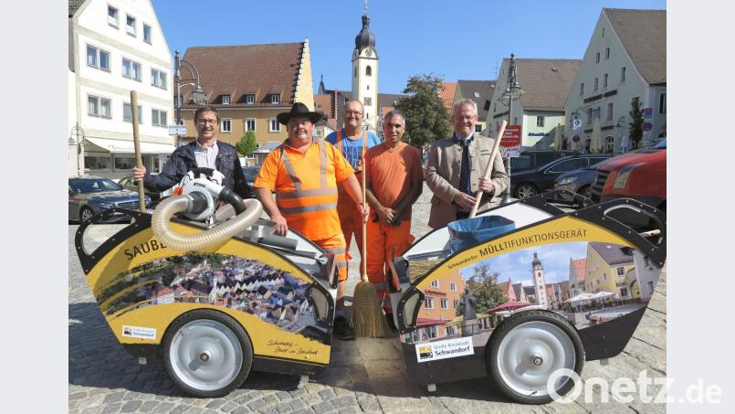 Oberbürgermeister Andreas Feller und Bauhofleiter Hans Graßmann stellten die Wägen für die Straßenreiniger vor Bild: Hirsch