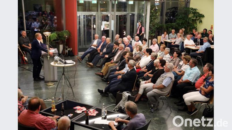 Gut 150 Gäste feierten mit dem SPD-Kreisverband im Foyer der Stadthalle Maxhütte-Haidhof das Jubiläum "100 Jahre Freistaat Bayern". Bild: Gerhard Götz