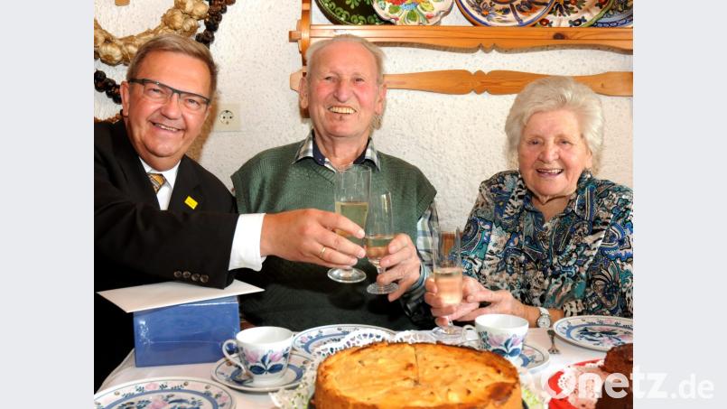 Mit Sekt stößt Bürgermeister Martin Preuß (links) mit Georg und Theresia Seidl auf deren 70. Hochzeitstag an. Bild: Stephan Huber