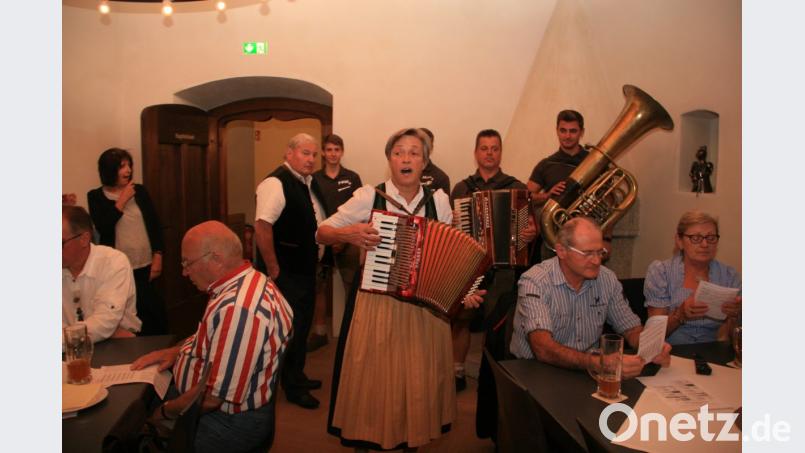 Hedwig Bauer (vorne) mit dem Akkordeon beim Auftaktlied. Danach spielen die &quot;Ponader Boum&quot; zum Tanz auf. Bild: wro