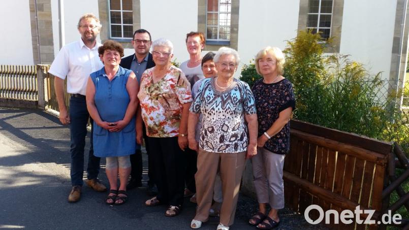 Zweiter Bürgermeister Hermann Schraml, Stadtpfarrer Konrad Amschl, Rita Ponnath (hinten von links), die beiden Töchter Erna und Brigitte, Theresia Mayer aus Kaibitz (Zweite von rechts) und Schwägerin Babette (rechts) gratulieren Elsa Rauch (Vierte von links) zum 80. Geburtstag. Bild: jzk