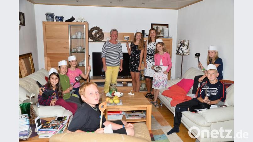 Wohnzimmer, Küche und Esszimmer stellt Sieglinde Riedl (stehend, links) mitsamt ihren Kochkünsten in den Dienst der guten Sache. Bild: fjo
