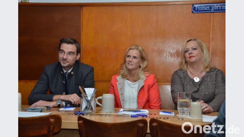 Bevor in die Diskussion eingestiegen wird, stellen sich die Landtags- und Bezirkstagskandidaten Stephan Oetzinger, Andrea Lang und Dagmar Nachtigall (von links nach rechts) den Gästen vor und lassen durchblitzen für was sie sich stark machen. Bild: dob