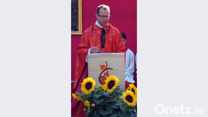 Wir dürften, so Stadtpfarrer Thomas Helm von St. Martin in Amberg bei seiner Predigt. auf das Wort des Herrn „Seid gewiss, ich bin bei euch alle Tage bis zum Ende der Welt“ vertrauen und daraus neuen Mut schöpfen. Bild: sön