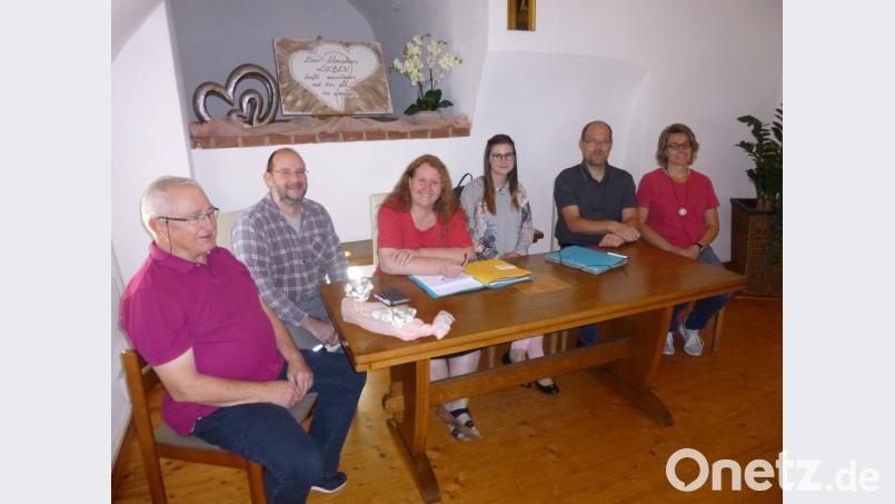 v.l.n.r.: VdK Ortsvorsitzender Anton Gareis (von links), Pressaths zweiter Bürgermeister Max Schwärzer, VdK-Sozialrechtsberaterin Waltraud Balk sowie (von rechts) Carmen Pepiuk (Bürgermeisterin von Trabitz) und Torsten Hallmann (Bürgermeister von Schwarzenbach) begrüßen die neue VdK-Kreisgeschäftsführerin Sarah Kellner (Dritte von rechts). Bild: is