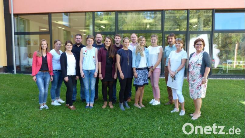 Die neuen Lehrer (von links) und die Schulleitung (von rechts) Realschuldirektorin Irene Sebald, Konrektorin Martina Fels sowie Konrektor Ramon Gomez-Islinger. Bild: exb