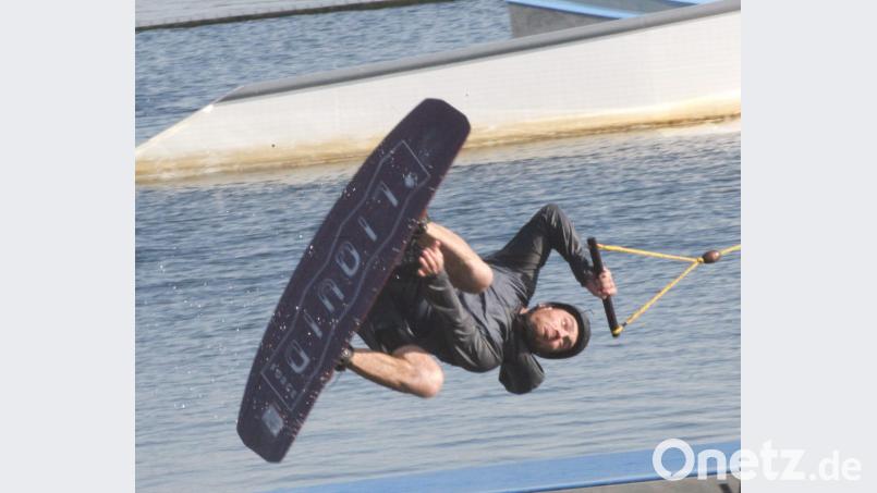 Spektakuläre Sprünge zeigten die Wakeboarder, die sich um den Titel &quot;King of the Lake&quot; bewarben. Bild: Hirsch