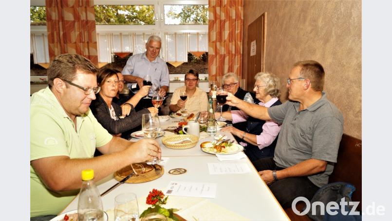 Auf die deftige Brotzeit ein Prost mit edlen Weinen! Bild: arw