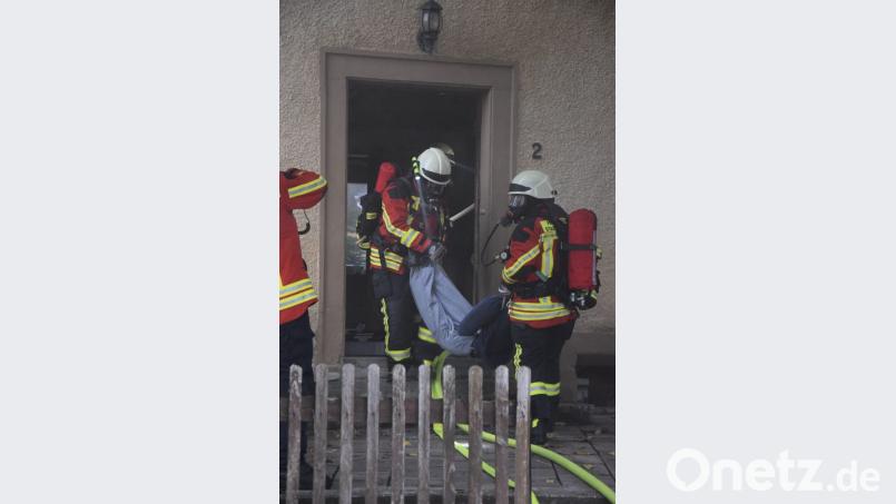 Die Atemschutzträger „retten“ die rund 50 Kilogramm schwere Übungspuppe aus dem Gebäude. Bild: mde