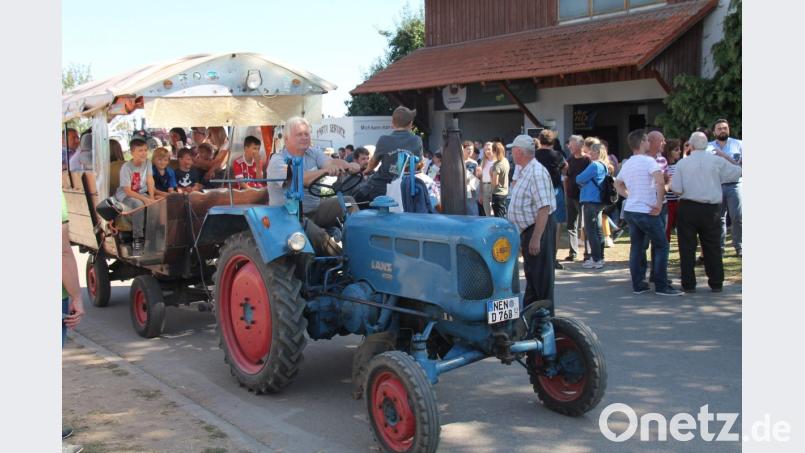 Mit einem alten Lanz-Bulldog machte Erhard Köppl beim großen Hoffest Rundfahrten durch das Dorf. Bild: dl