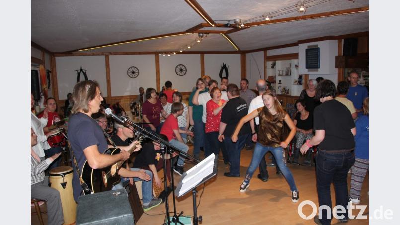 Die KJF-Band &quot;The Inclusions&quot; mit ihrem Frontman Maximilian Schmid sorgte für eine tolle Stimmung in der Herbst-Disco der Selbsthilfegruppe. Bild: kro
