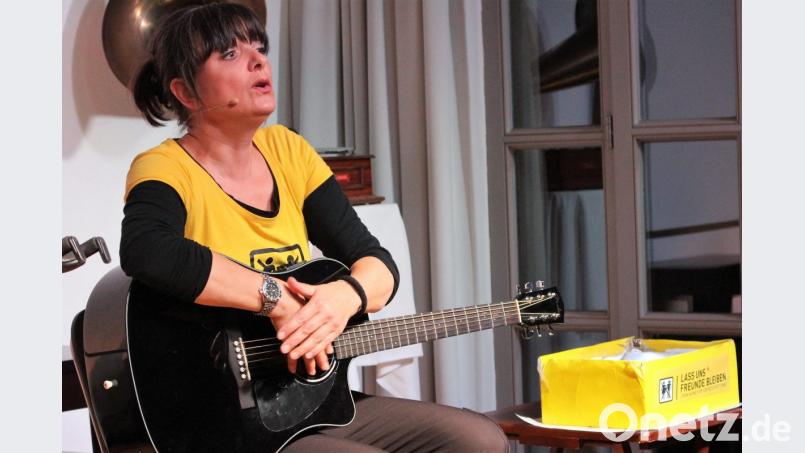 &quot;Die Neue ist so jung. Er liest ihr Pippi Langstrumpf zum Einschlafen vor.&quot; Rena Schwarz besingt Liebeskummer in der Kulturscheune Elbart. Bild: Dagmar Williamson