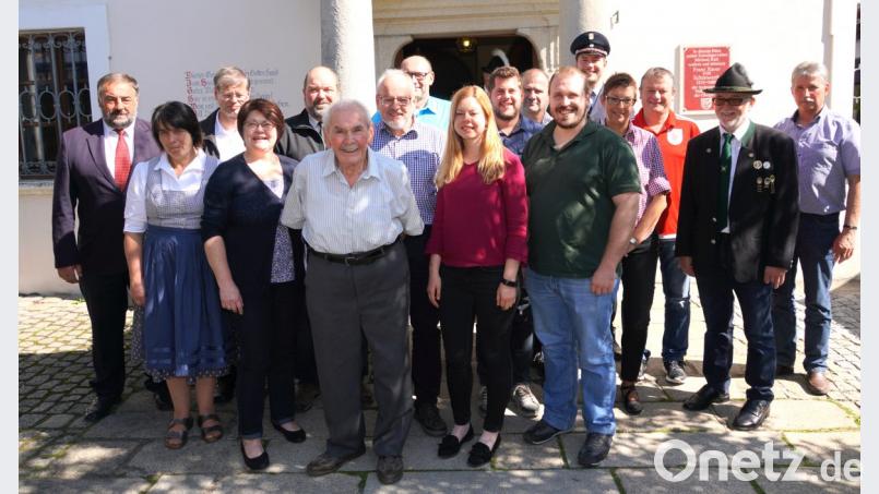 Andreas Schön (Vorne, Mitte) aus Lennesrieth feiert beim Hammerwirt in Neuenhammer 85. Geburtstag. Bild: fvo