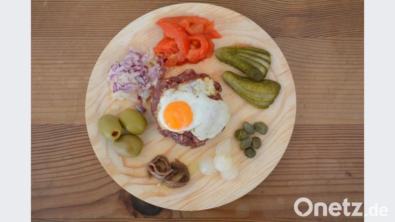 Erlaubt ist, was gefällt: Die aromagebenden Zutaten werden rund um das Tartar angerichtet. Bild:  Gabi Schönberger