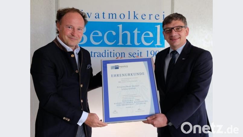 IHK-Geschäftsführer Manuel Lischka (rechts) überreicht zum 110-Jährigen Bestehen der Privatmolkerei Bechtel an Geschäftsführer René Guhl (links) eine Jubiläumsurkunde. Bild: mab