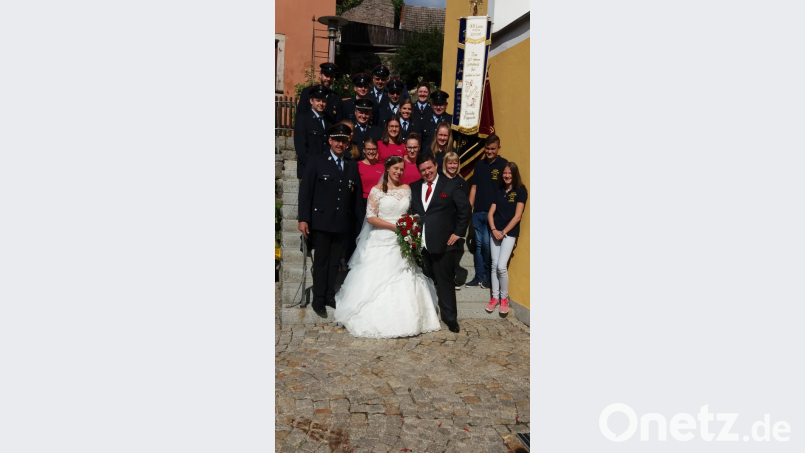 Die Feuerwehr Lerau um Vorsitzenden Peter Schwabl (links) gratuliert Veronika Rupprecht und Josef Hirmer zur Hochzeit. Bild: sl