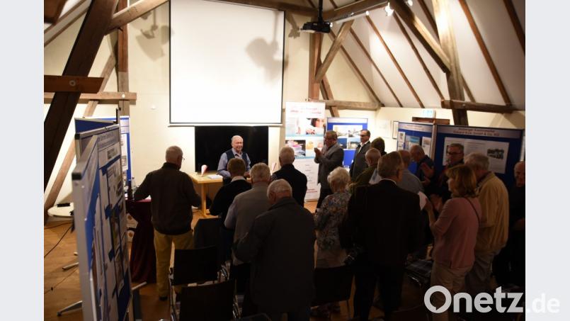 Arbeitskreissprecher Heinz Steinkohl informierte Besucher über die Historie der Kaolinindustrie. Bild: nag
