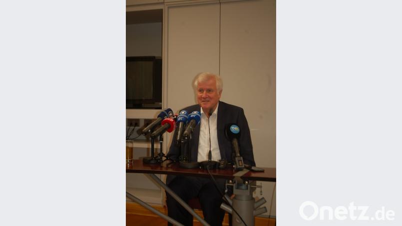 Bundesinnenminister Horst Seehofer stellte sich im Presseclub Regensburg den Fragen der Journalisten. Bild: Hanna Gibbs