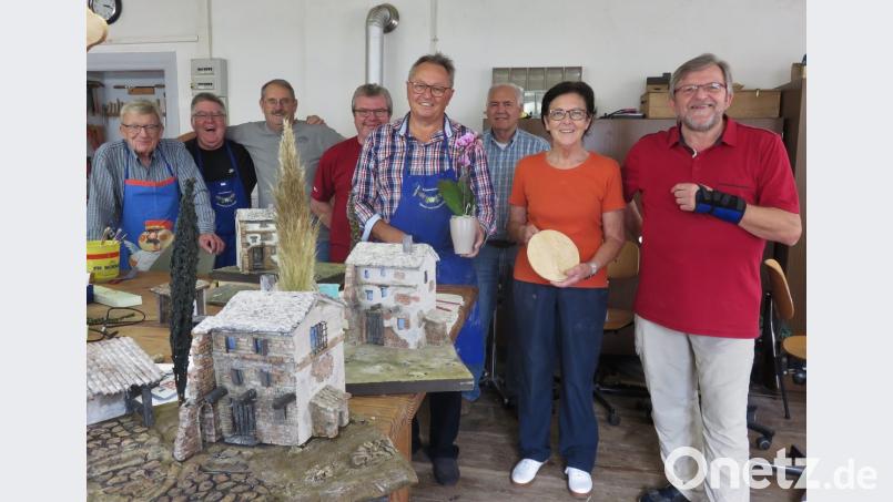 Vorsitzender Wolfgang Albersdörfer (rechts) freute sich zusammen mit den Teilnehmern und mit Kursleiterin Hildegard Vitzthum über den erfolgreichen Krippenbaukurs. Bild: rha