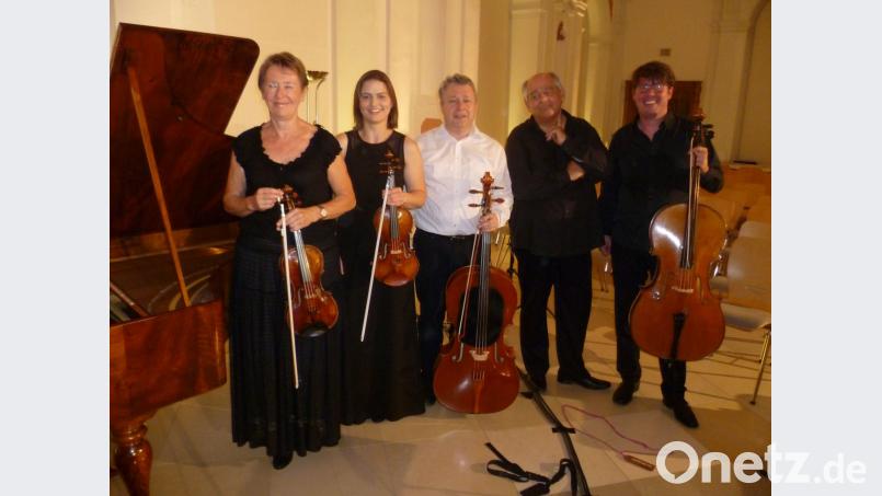 Werke von Haydn, Schubert und Beethoven stehen auf dem Programm des Romantikkonzerts in Waldsassen mit (von links) Brigitte Gerlinghaus, Stefanie Heinrich, Hermann Heinrich, Christoph Hammer und Axel von Huene. Bild: Reinhold Tietz