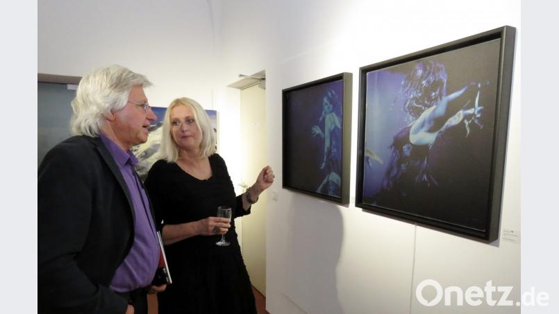 Die Künstler nutzten auch den schönen Ausstellungsort, um sich ihre Werke einmal gegenseitig zu erklären. Bild: ubb