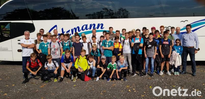 Der Förderverein macht's möglich: 42 Nachwuchsfußballer der DJK fiebern in der Allianz-Arena mit der Nationalmannschaft. Bild: wsc