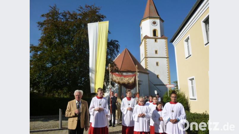Die Prozession zum Schutzengelfest zieht durch Luhe. Bild: rgl