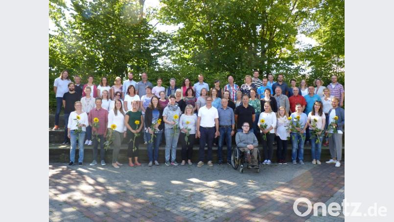 Mit Blumen begrüßt das Lehrerkollegium der Krötensee-Mittelschule seine Neuzugänge. In der ersten Reihe (von links): Stefanie Löffler, Alexander Heimler, Verena Englhardt, Katharina Metzl, Michaela Frey, Brigitte Harrer-Maul, Stefanie Luschek, Rektor Peter Danninger, Konrektor Harald Röbl, Fachoberlehrer Karlheinz Gorzella, Corinna Fordermaier, Ramona Niebler, Yeliz Cevik, Julia Plutz und Christoph Marx. Bild: pad