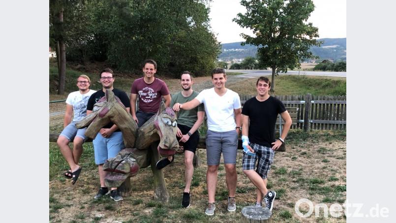 Mitglieder der Jungen Union machten sich in Nabburg auf den Weg zu einem Spielplatztest. Bild: exb