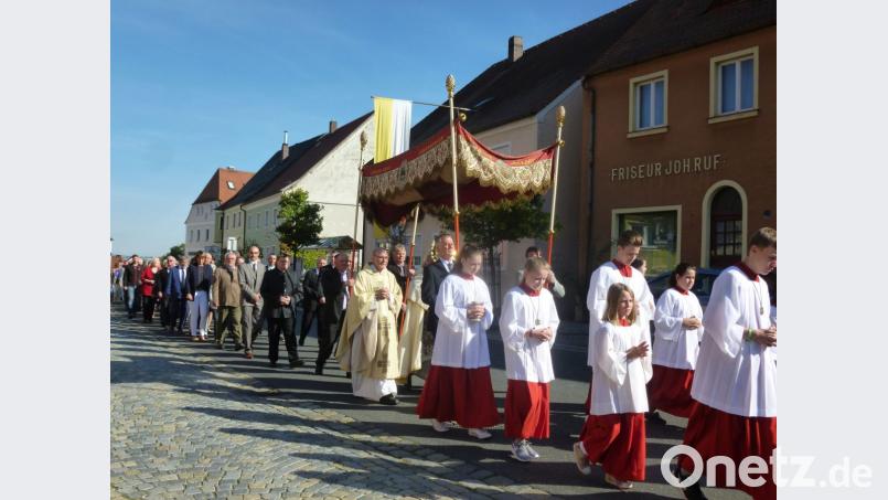 Die Prozession zum Schutzengelfest zieht durch Luhe. Bild: rgl