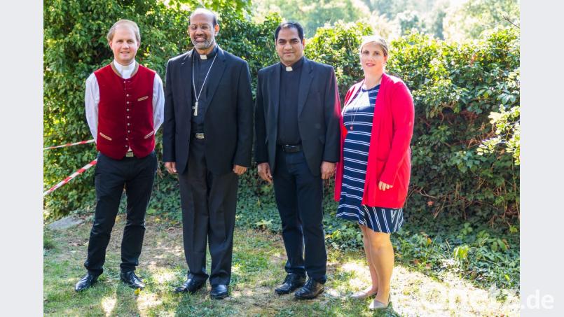 Zum Pfarrfest nach Neunburg war auch Bischof Remigiose Inchananiyil (Zweiter von rechts) gekommen. Pfarrer Stefan Wagner, Pfarrvikar Benny Joseph und Pastoralrefentin Susanne Albang (von links) freuten sich über den Besuch. Bild: sns