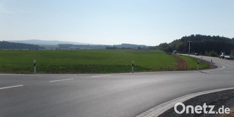 Auf einer Fläche von knapp über elf Hektar entlang der Staatsstraße 2665 Kemnath–Kastl (rechts) ist das „Gewerbe- und Industriegebiet Kemnath-West III“ geplant. Der Stadtrat beschließt hierfür die Aufstellung eines Bebauungsplanes. Bild: Brendel, Hubert (BR)