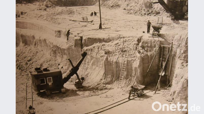 Beim Kaolinabbau in den 50er Jahren in der Schnaittenbacher Grube kamen schon sehr bald Seilbagger zum Einsatz. Bild: nag