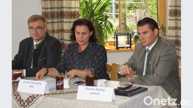MdL Ute Eiling-Hütig, Mitglied im Ausschuss "Gesundheit und Pflege" (im Bild mit MdL Alexander Flierl und Landrat Thomas Ebeling), sprach beim CSU-Kreisverband über Themen zur Sozialpolitik. Bild: mmj