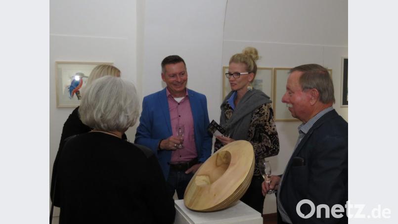 Nach dem offiziellen Teil wurden die Werke ausgiebig betrachtet und es war Gelegenheit für schöne Gespräche über die schöngeistigen Dinge. Bild: ubb