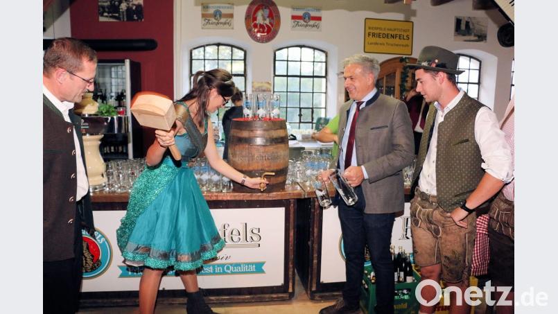 „Ozapft is“: Nur einen Schlag benötigte die neue Teichnixe, Sophia Bächer (Zweite von links) und der Karpfentrunk für die Fischwochen 2018 des Landkreises Tirschenreuth floss in die Krüge. Bierprinz Manuel Schmidt, Bürgermeister Roland Grillmeier und Braumeister Christian Mitterbauer (von rechts) konnten es fast nicht glauben. Bild: bsc