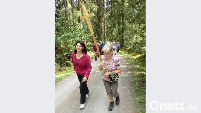 Die weiblichen Teilnehmerinnen waren heuer beim Kreuztragen in der Überzahl und sie taten es gut gelaunt. Selbst als es nach Streitau steil nach oben ging, hatten Maria Hößl (links) und Gerlinde Thiel das Lachen nicht verlernt. Bild: ld