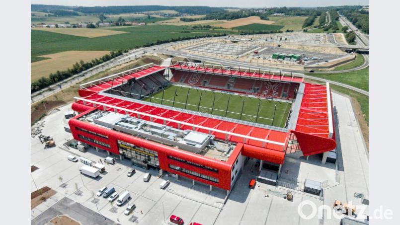 Die Regensburger Continental Arena, aufgenommen aus der Luft. Am Mittwochabend findet dort eine Feuerwehr-Großübung statt. Bild:  Armin Weigel/dpa