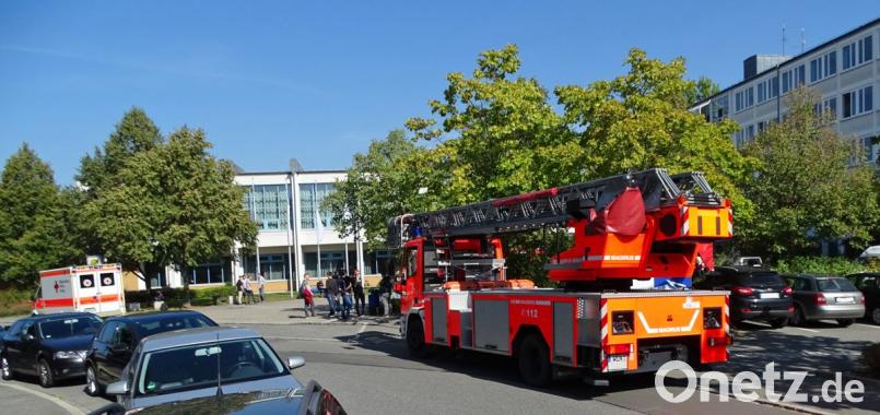 Die Drehleiter der Feuerwehr Weiden kommt zum Glück an der Berufsschule nicht zum Einsatz. Bild: Dobmeier