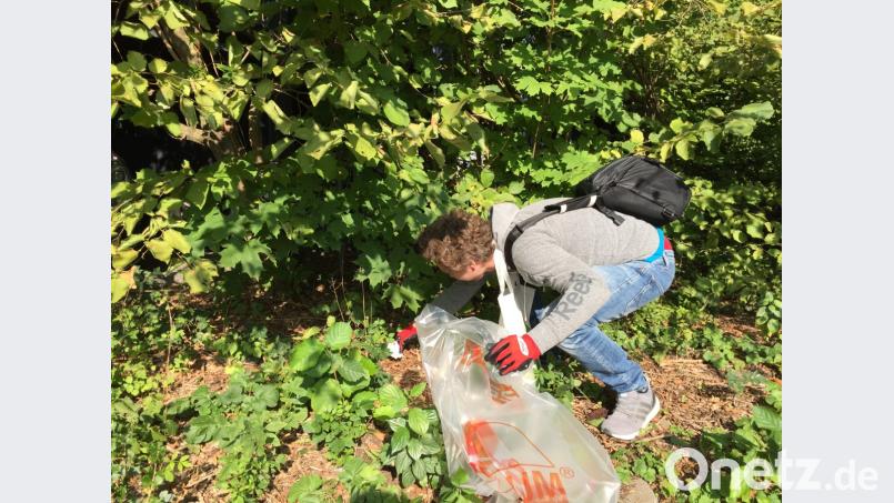 Stefan Mühleisen hat zu der Clean-Up-Veranstaltung in Amberg eingeladen. Er selbst hat auch beruflich mit Müll zu tun: Bei einer großen Sportartikelfirma hat er einen Turnschuh aus recycelten PET-Flaschen mitentwickelt. Das Plastik für die Schuhe wird aus dem Meer gefischt - aber auch in seiner Heimatstadt Amberg muss er eine Menge Plastikmüll vorfinden. Bild: jle