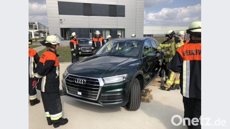 An neuwertigen Fahrzeugen trainieren die Feuerwehrler die Rettung und Befreiung von eingeklemmten Personen. Bild: xri