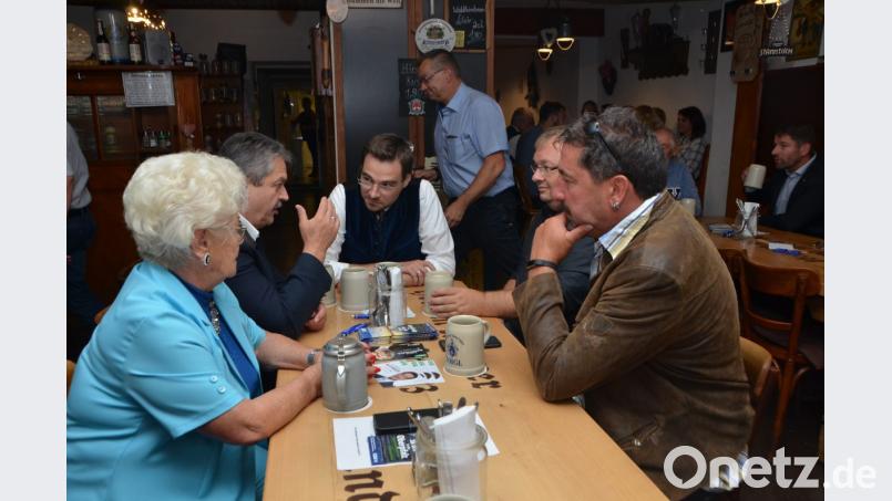 Beim CSU-Stammtisch &quot;Miteinander red&#039;n&quot; geht es in der Weißbier-Traditionsgastsstätte Behringer hoch her. Es wird heftig diskutiert an den Tischen. Die Landtags- und Bezirkstagskandidaten mischen sich gerne unters Volk und kommen mit ihnen ins Gespräch. Bild: dob