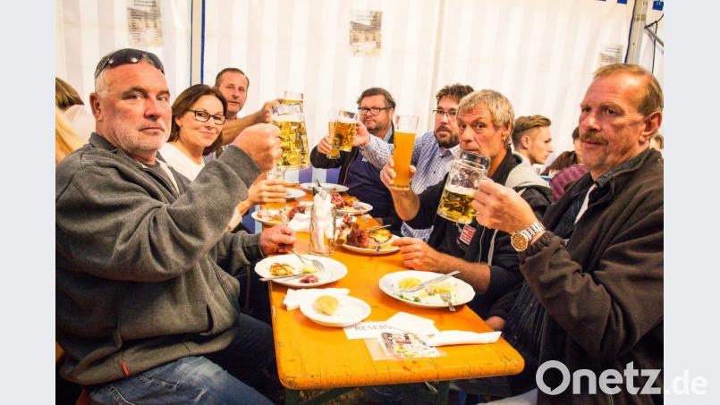 Die Gäste aus dem Burgenland stoßen auf die Kirwa an. Bild: bkr