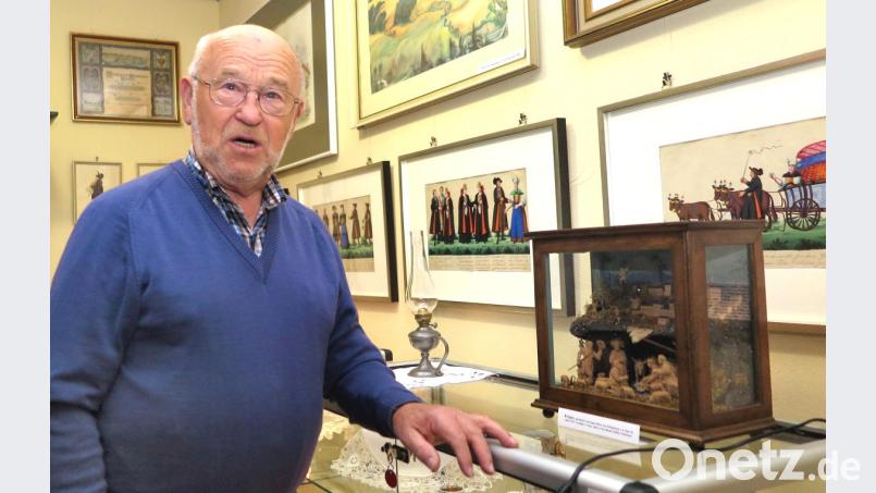 Wilhelm Dörfler leitet die Heimatstube der Falkenauer, deren Exponate gerade elektronisch erfasst werden. Bild: Hirsch