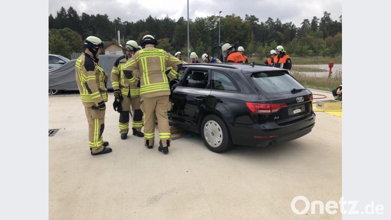 An neuwertigen Fahrzeugen trainieren die Feuerwehrler die Rettung und Befreiung von eingeklemmten Personen. Bild: xri