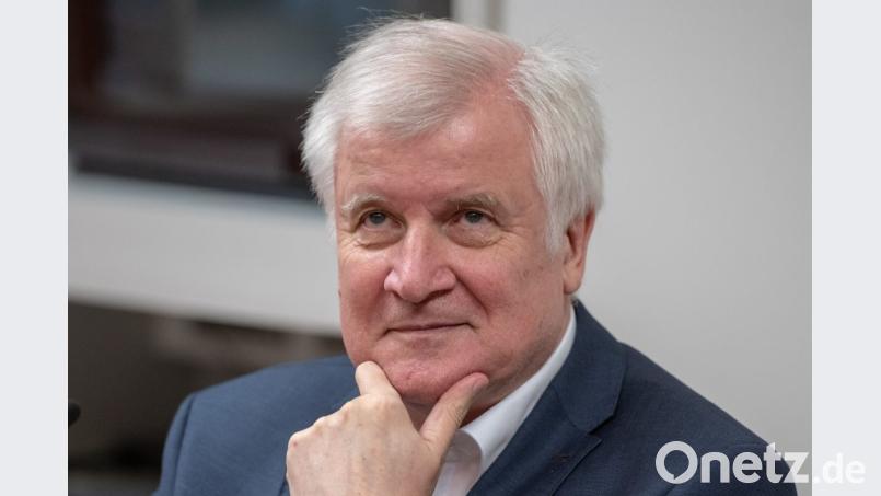 Bundesinnenminister Horst Seehofer (CSU) spricht im Regensburger Presseclub zu Journalisten. Bild: Armin Weigel/dpa