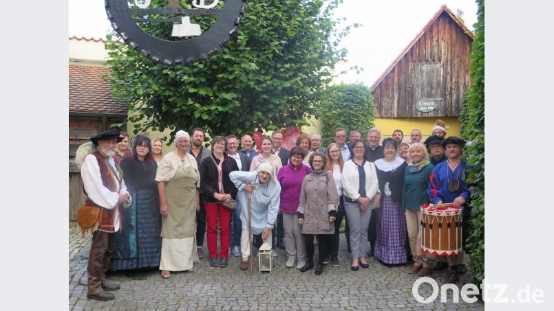 Die Darsteller des Heimatkundlichen Arbeits- und Förderkreises Kemnath geben den Mitgliedern des Musiktheaters Tirschenreuth einen lebendigen Einblick in die Stadtgeschichte. Bild: jzk